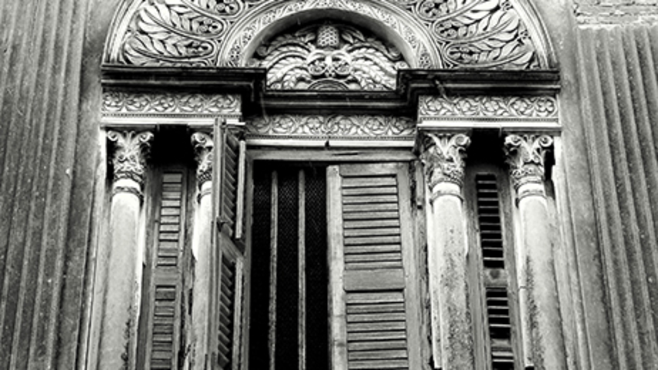 A window at Dey Pada shows the melange of European proportions and Indian detailing