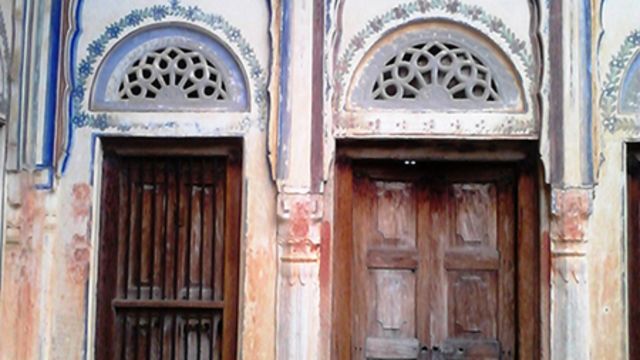 Beautiful paintings on a haveli in Gangiasar