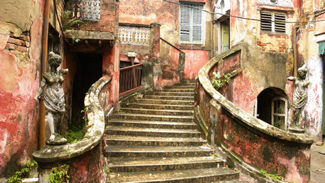 (Cover&inside)The grand staircase of Doyal Manzil, one of the oldest surviving French houses