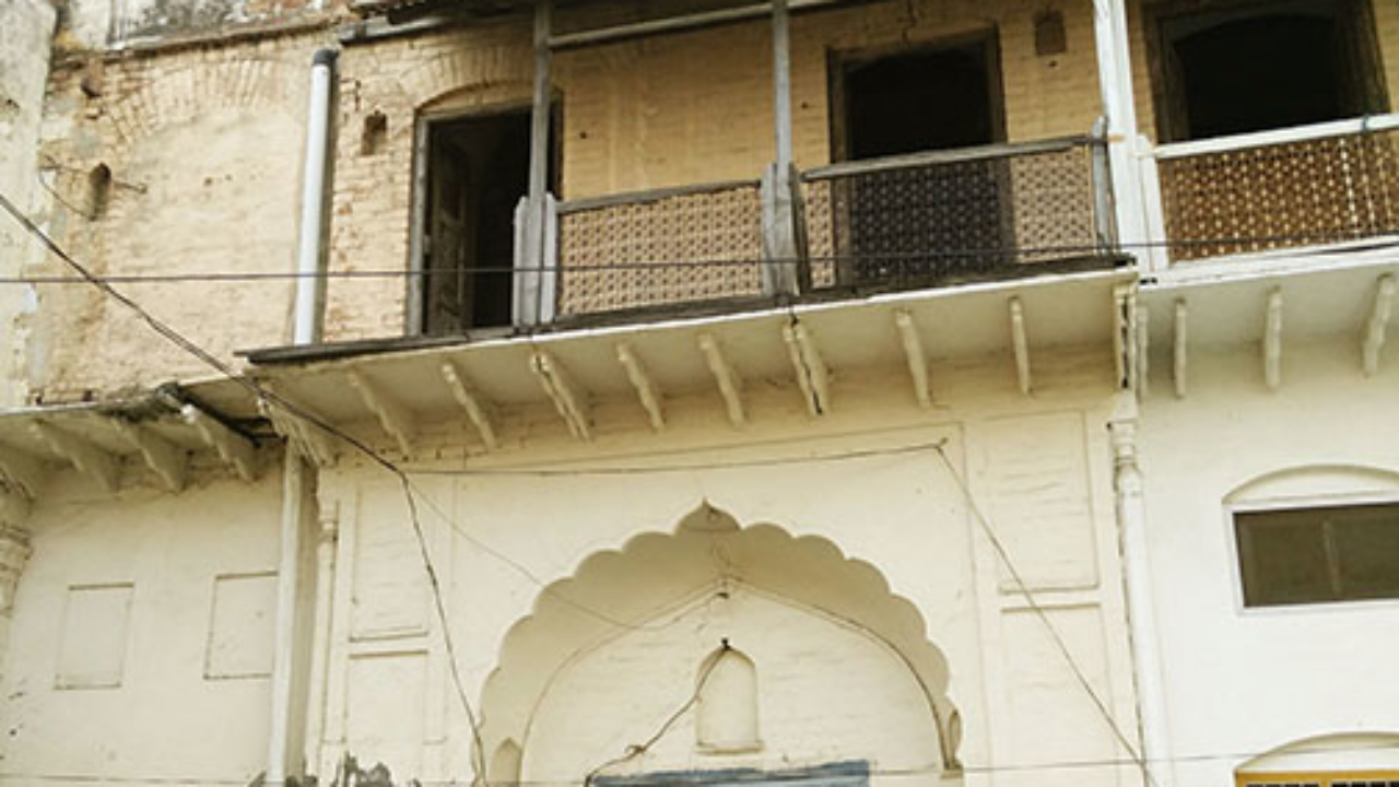 Multi-foliated archway at the entrance